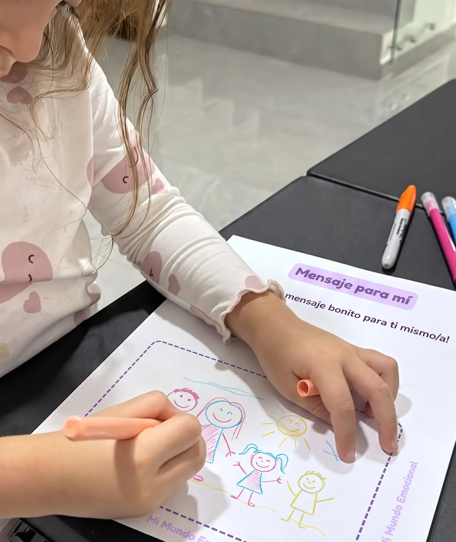 Niña completando la actividad imprimible Mensaje para mí